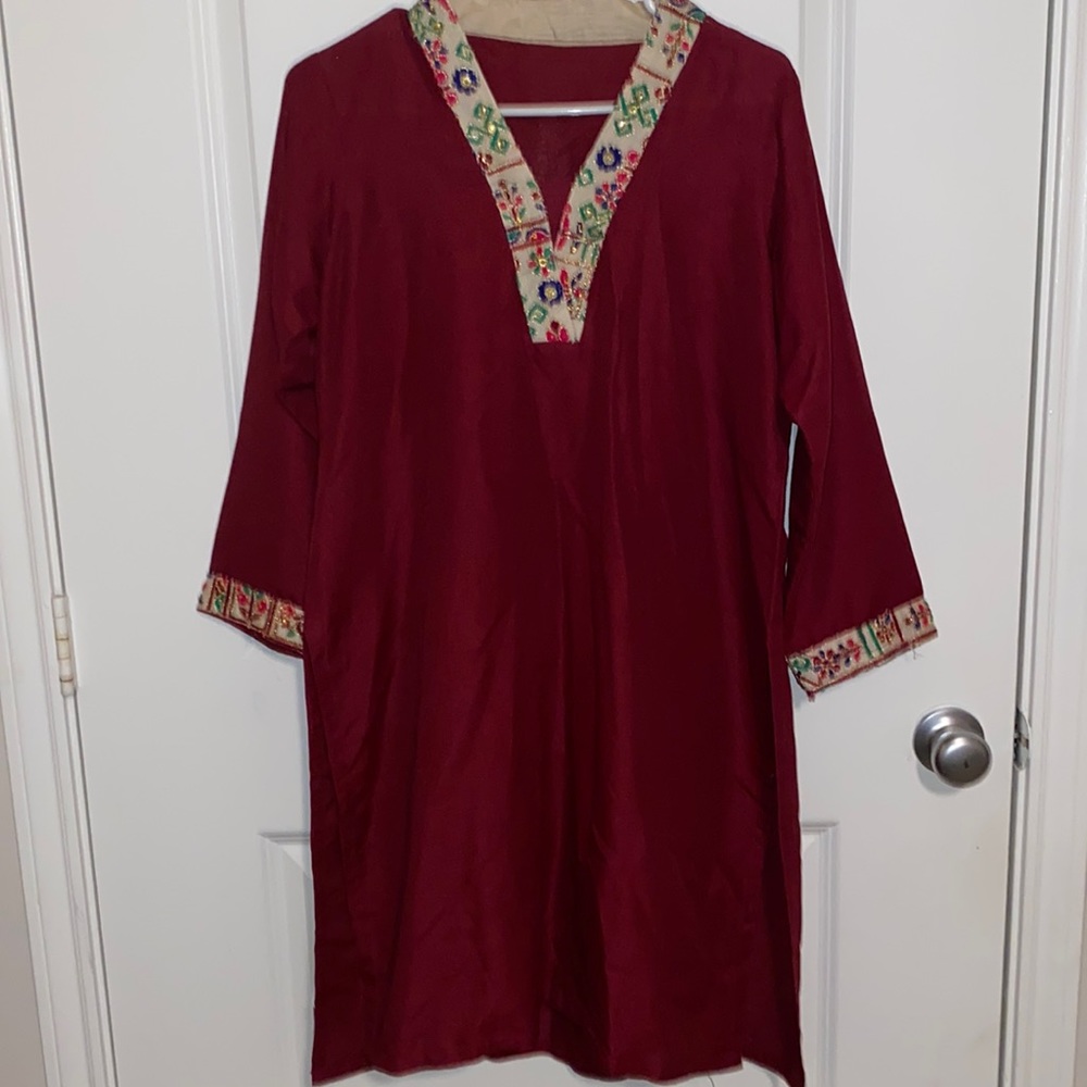 Pakistani suit. Size M. 3 piece shalwar kameez. Color maroon